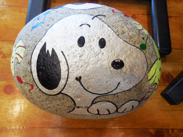 スヌーピーが描かれた石