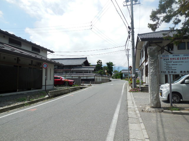 お寺の前の道