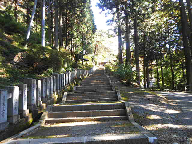 牛伏寺に至る階段