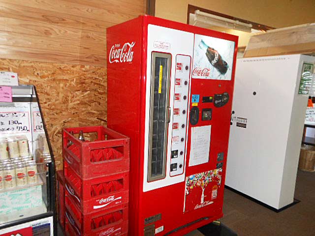 懐かしい瓶のコーラ自販機